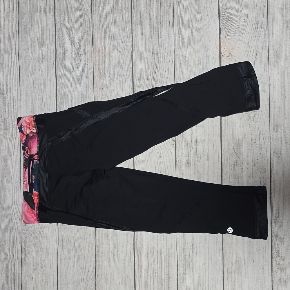 Lululemon Chase Me Crop II Black / Secret Garden Size 6 - Picture 11 of 11